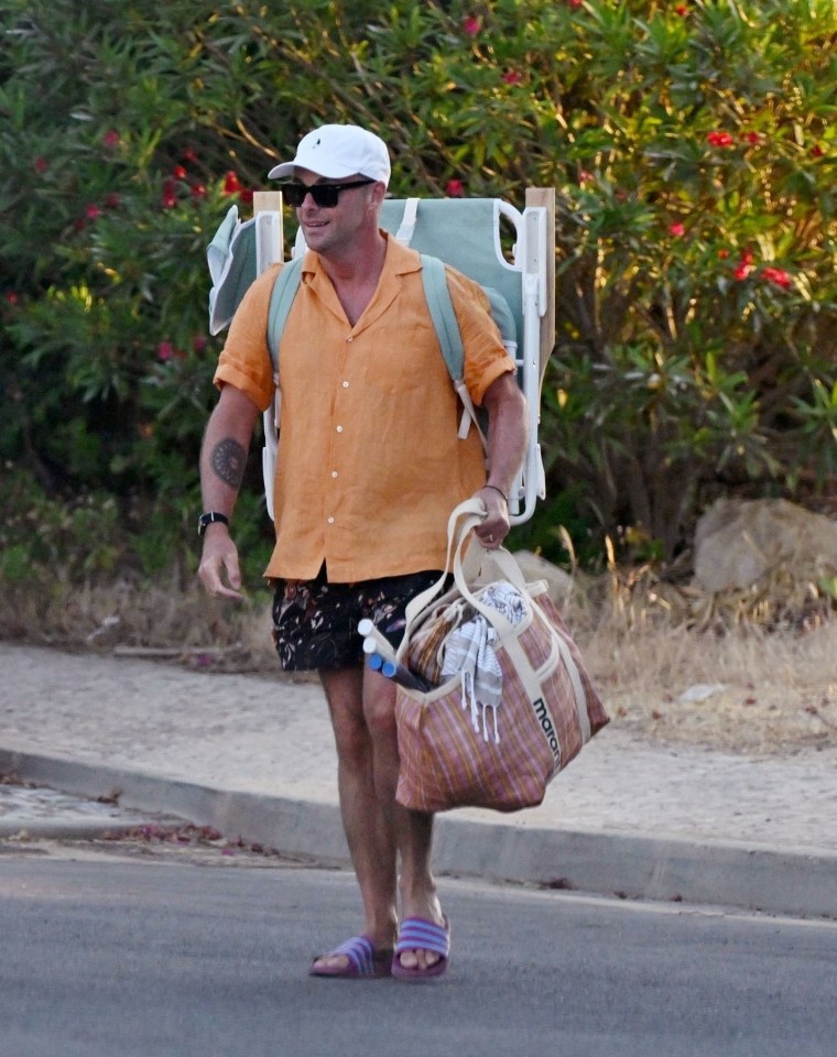 Ant McPartlin and Anne-Marie Corbett carrying beach chairs and bags.
