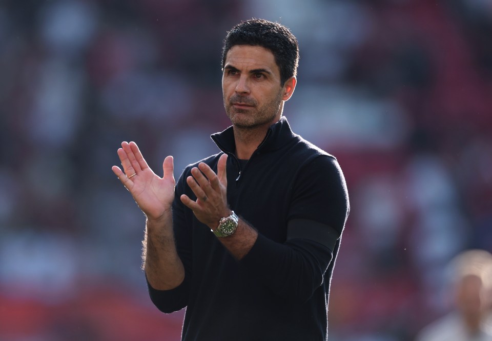 Mikel Arteta applauding.