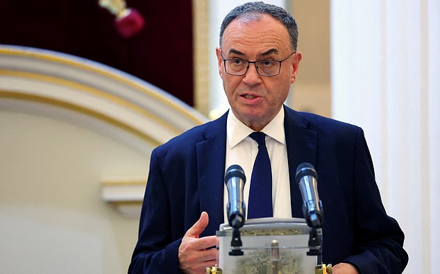 FILE PHOTO: Bank of England Governor Andrew Bailey delivers a speech at the annual Mansion House dinner in London, Britain, July 15, 2025. REUTERS/Isabel Infantes/File Photo