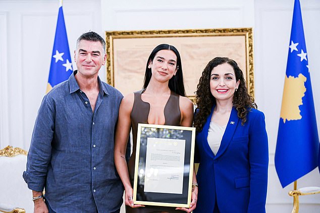 Dua proudly posed with her father Dukagjin Lipa and President of Kosovo Vjona Osmani after being granted citizenship