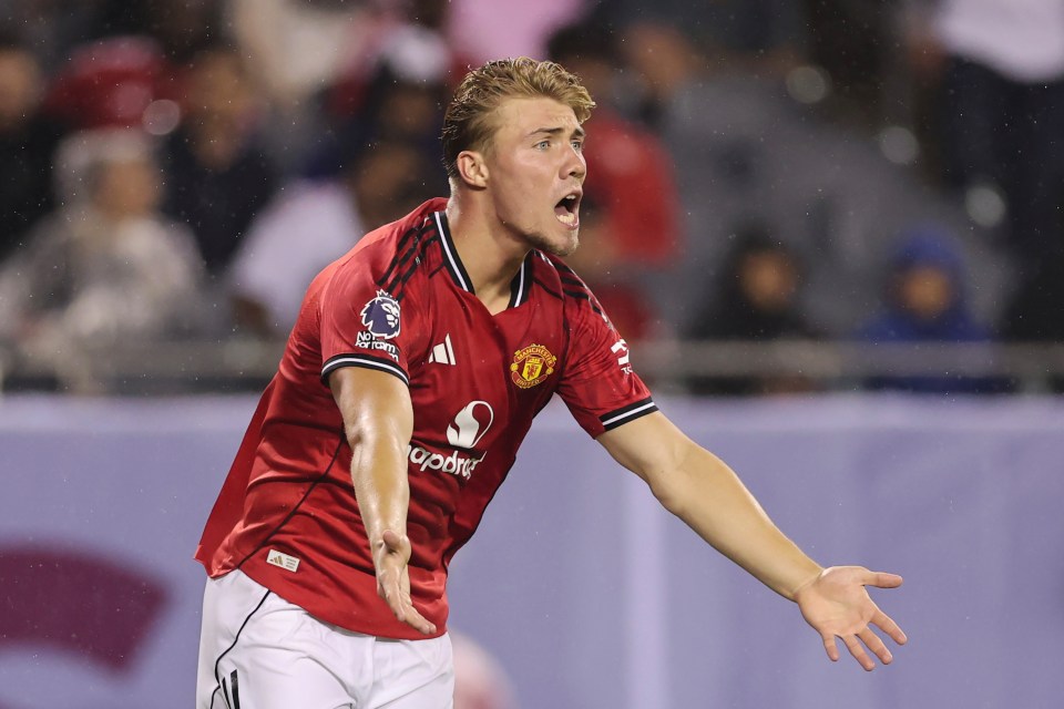 Rasmus Hojlund of Manchester United reacting during a soccer match.