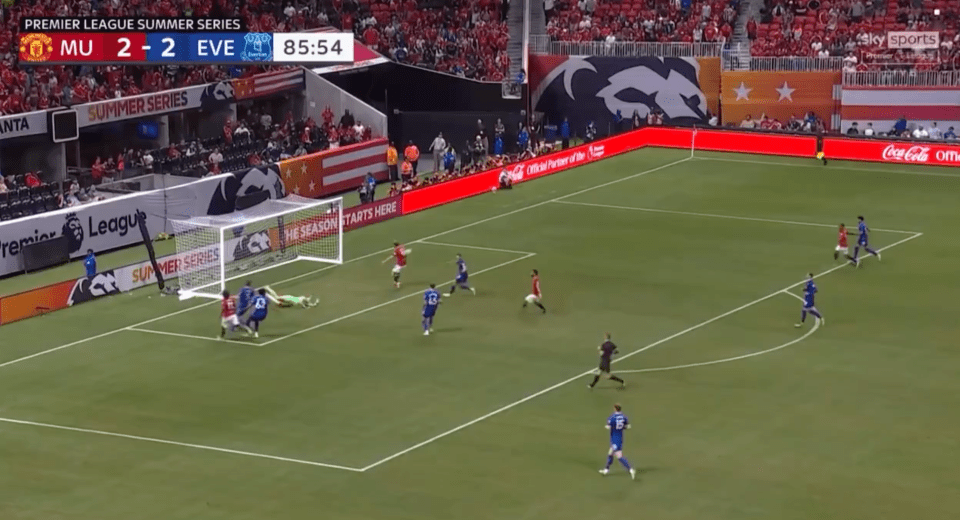 Screenshot of a soccer game, score 2-2, 85:54 on the clock.