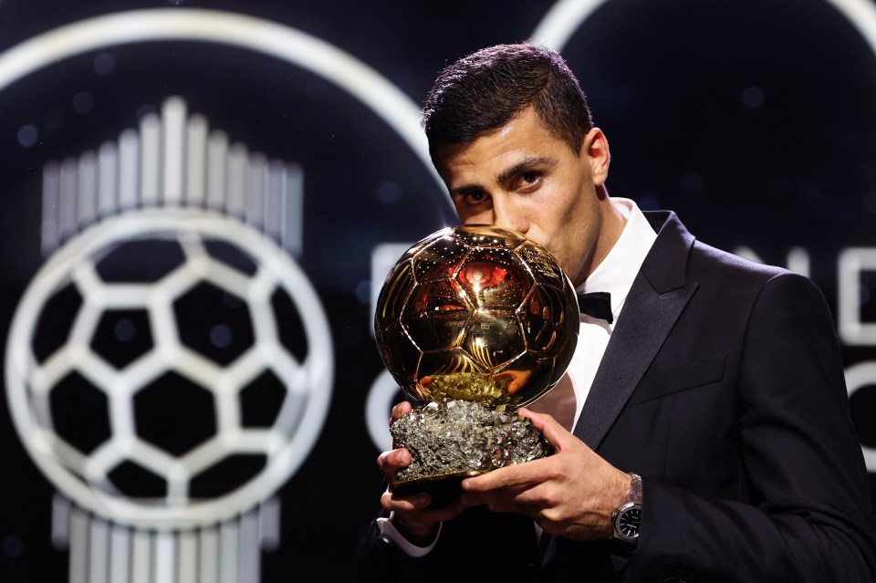 Rodri kissing the Ballon d'Or award.