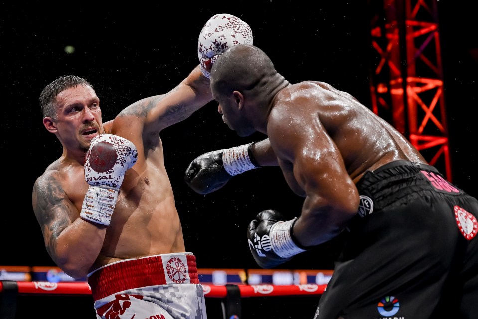 Oleksandr Usyk (left) boxing Daniel Dubois (right).