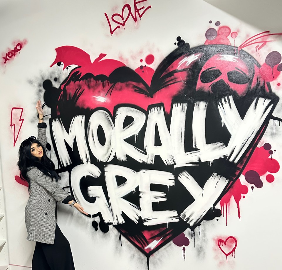 Pix for Books Page 10 - see Lynn Kernan<br />
Jennifer Finlay with the Morally Grey sign at her new shop