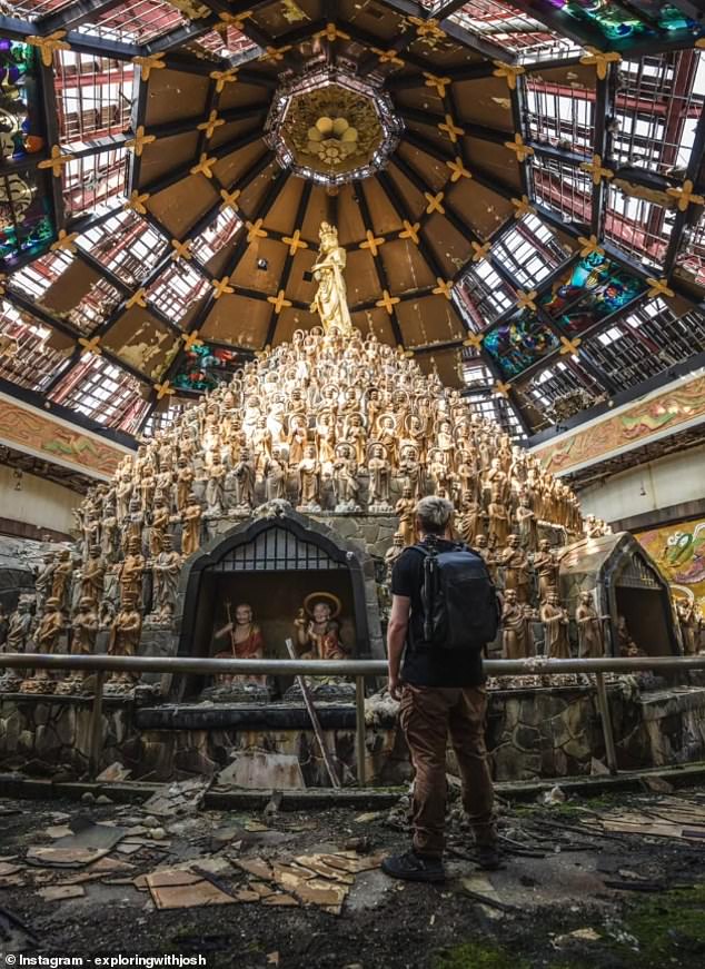 Josh and his crew can be seen heading into the Raken Hall at the Utopia Kaga resort, which is home to 1000 Buddha statues with unique expressions.