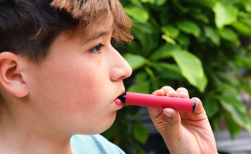 2XEKCJJ Schoolboy vaping