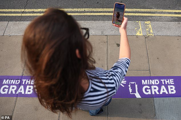 A purple line warning shoppers about phone thefts has been installed on Oxford Street