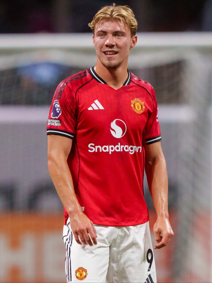 Rasmus Højlund #9 of Manchester United on the pitch.