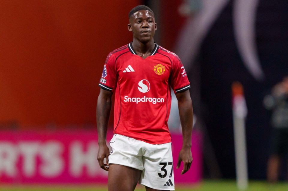 ATLANTA, GEORGIA - AUGUST 3: Kobbie Mainoo #37 of Manchester United looks on during a game between Manchester United and Everton at Mercedes-Benz Stadium on August 3, 2025 in Atlanta, Georgia.  (Photo by Andrew J. Clark/ISI Photos/ISI Photos via Getty Images)