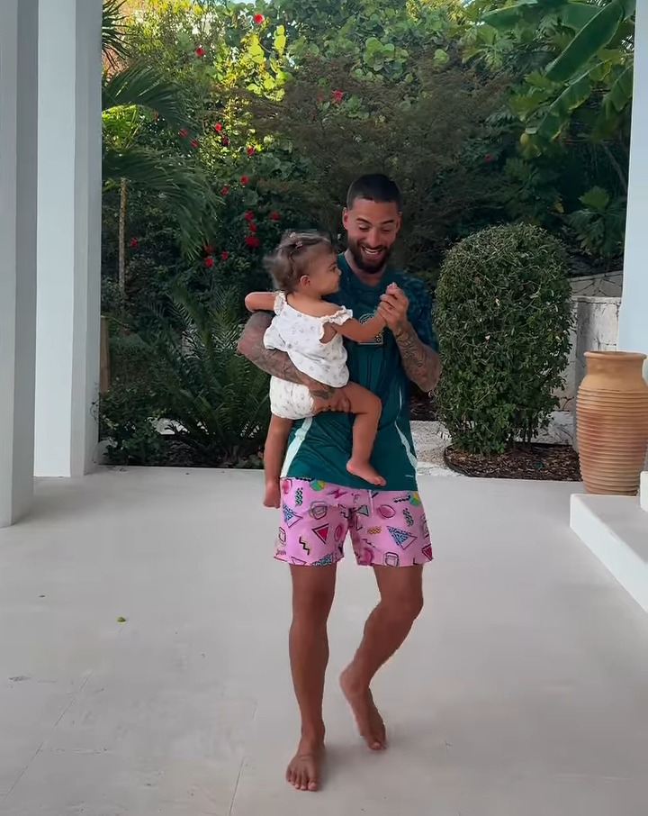 Maluma holding his daughter, Paris.