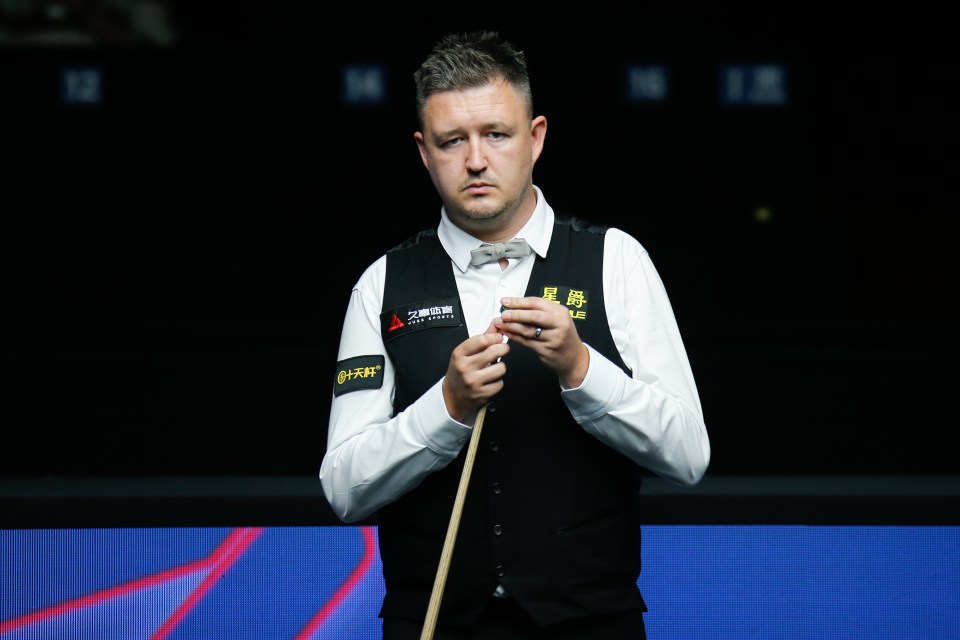 Kyren Wilson chalking his cue.