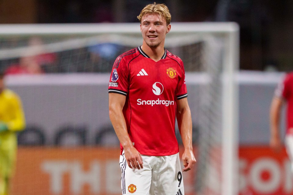 Rasmus Højlund #9 of Manchester United on the pitch.