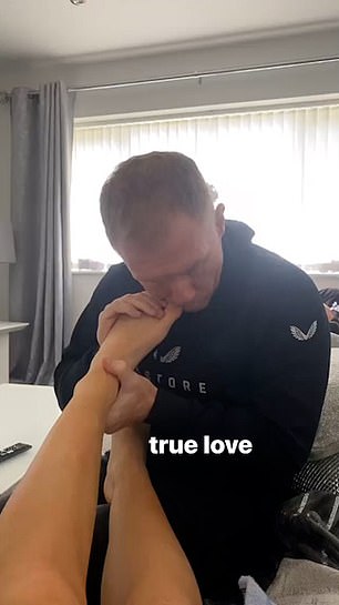 The video showed her dad, Manchester United legend Paul Scholes, 46, nibbling on her toenails