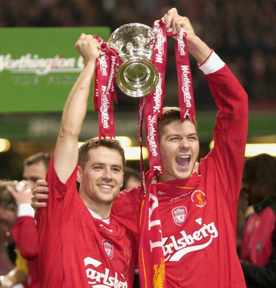Michael Owen and Steven Gerrard holding the Worthington Cup trophy.