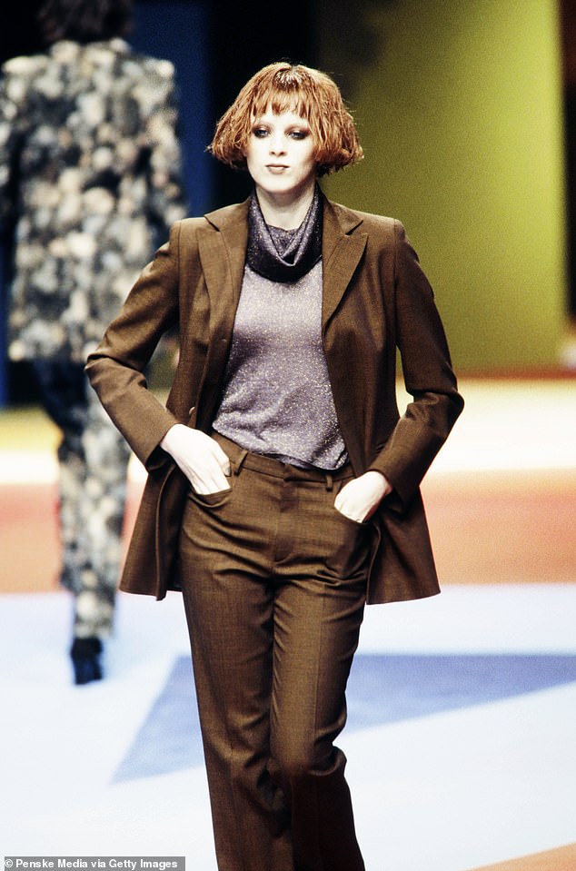 British supermodel Karen Elson has revealed the frightening results of cosmetic procedures as she fell victim to the same fat-freezing that 'disfigured' Linda Evangelista