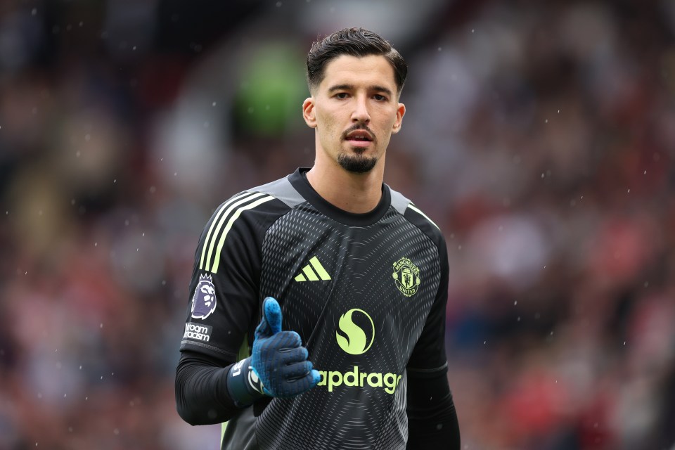 Altay Bayindir of Manchester United giving a thumbs up.