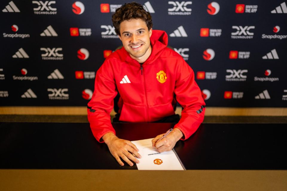 Senne Lammens signing a Manchester United contract.