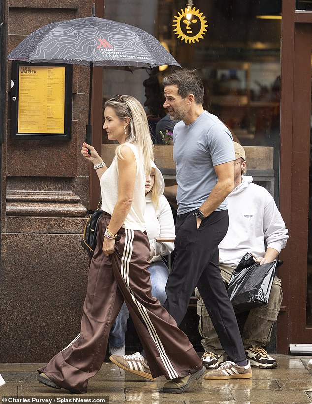 Gethin happily got soaked in the rain as he made sure that Helen was protected from the elements