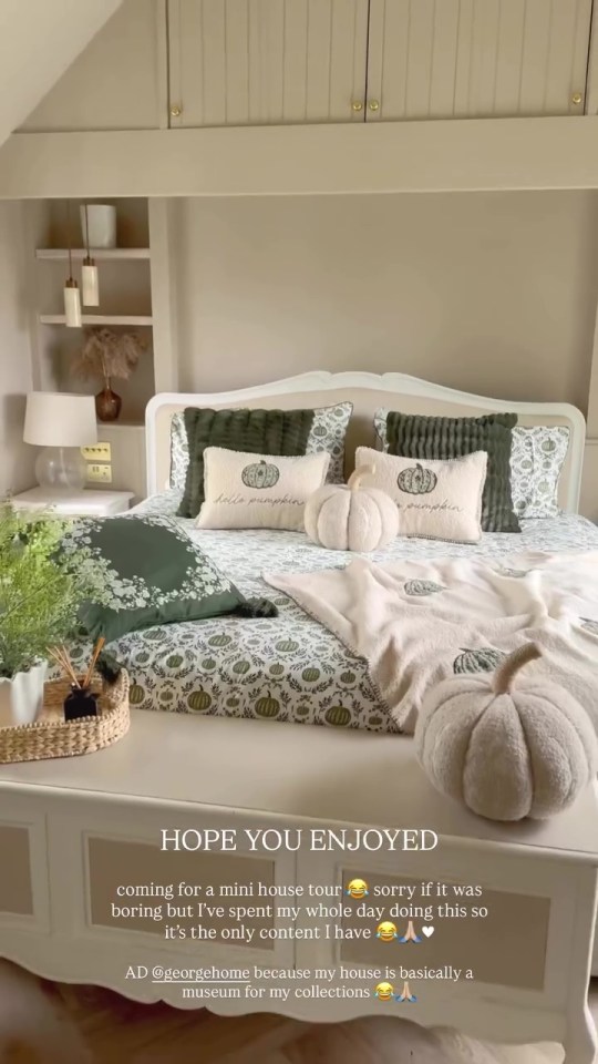 Bedroom with autumnal decor.