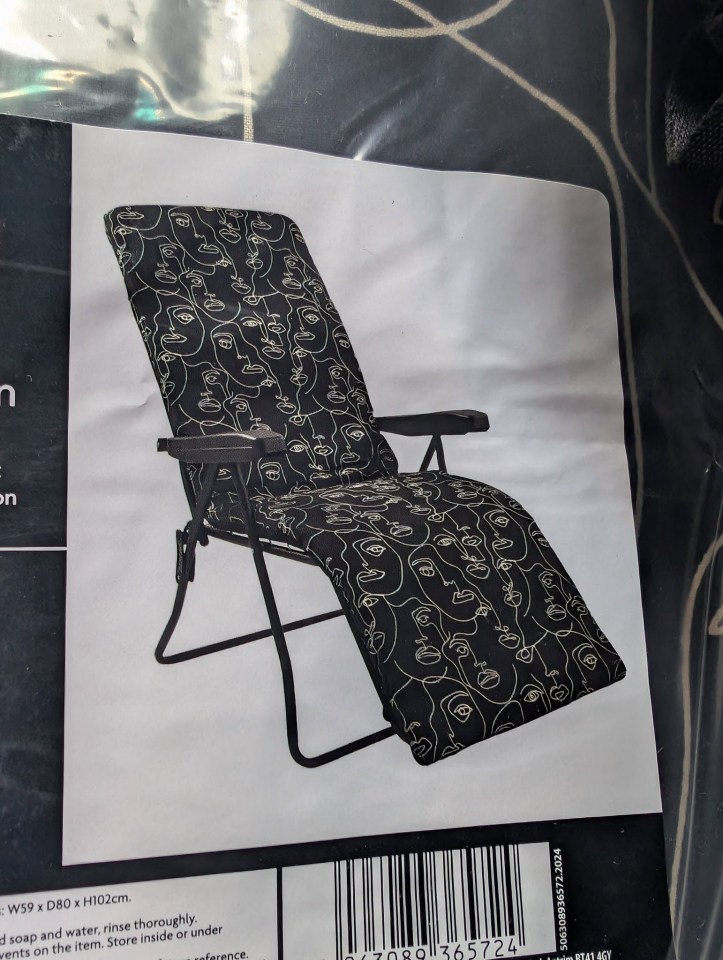 Package of a black patterned sun lounger.