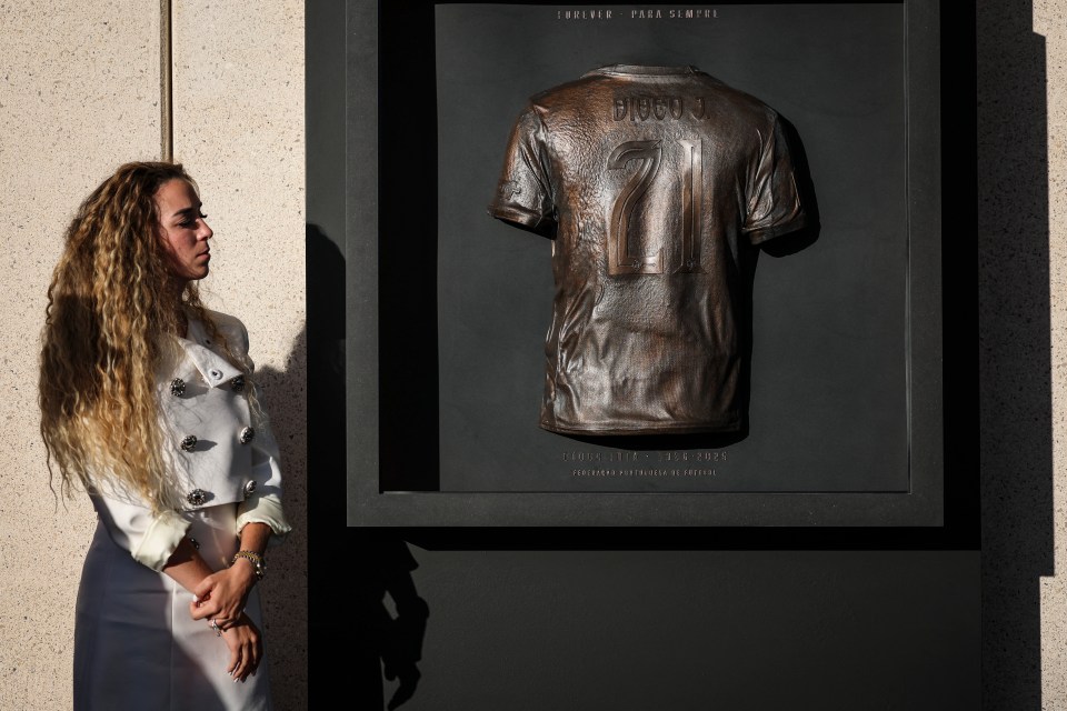 Rute Cardoso at a bronze jersey tribute to Diogo Jota.