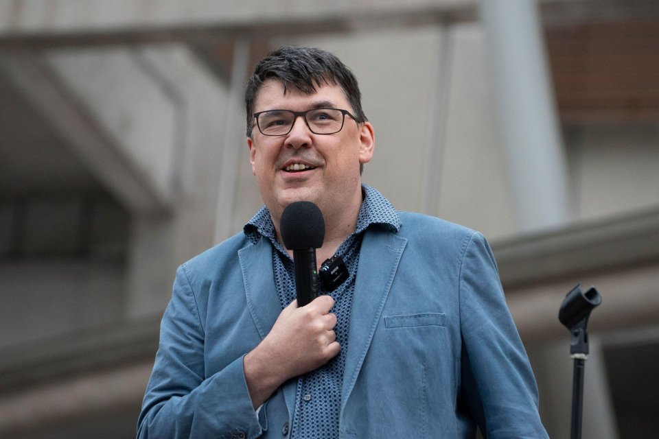 Graham Linehan speaking into a microphone.