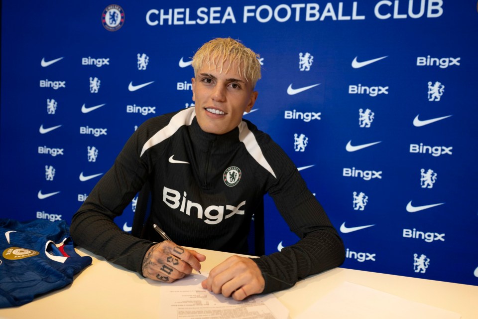 Alejandro Garnacho signing a Chelsea FC contract.