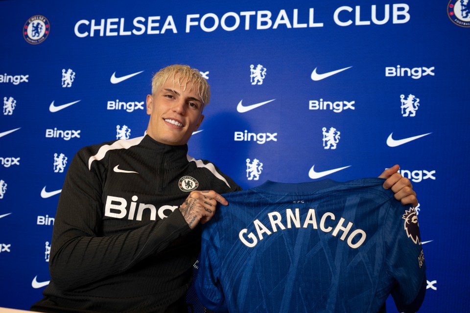 Alejandro Garnacho unveils his new Chelsea jersey.
