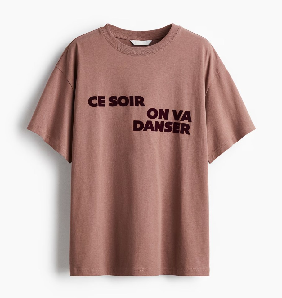 Mauve t-shirt with "Ce soir on va danser" in dark burgundy lettering.