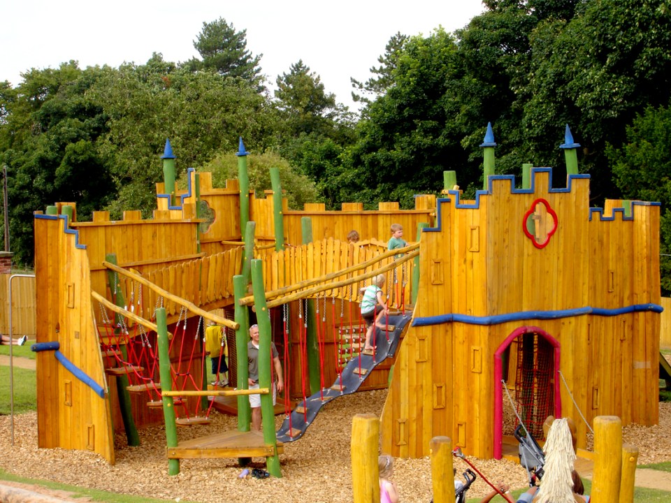 Wentworth Castle playground</p>
<p>https://www.thechildrensplayground.com/playgrounds-near-me/wentworth-castle