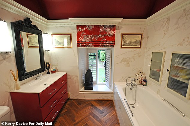 The bathroom next door has also embodied the red and white theme