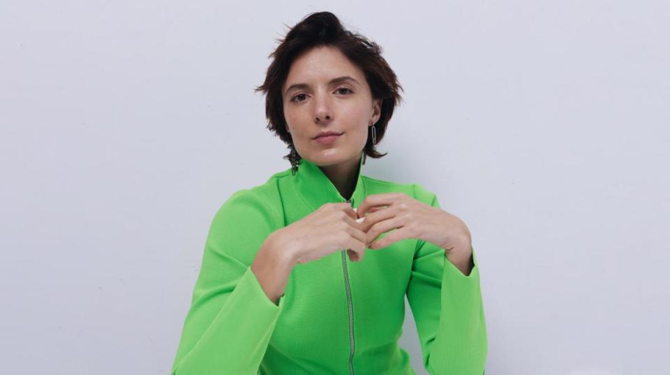 Jessie Inchauspé in a lime green zip-up jacket.