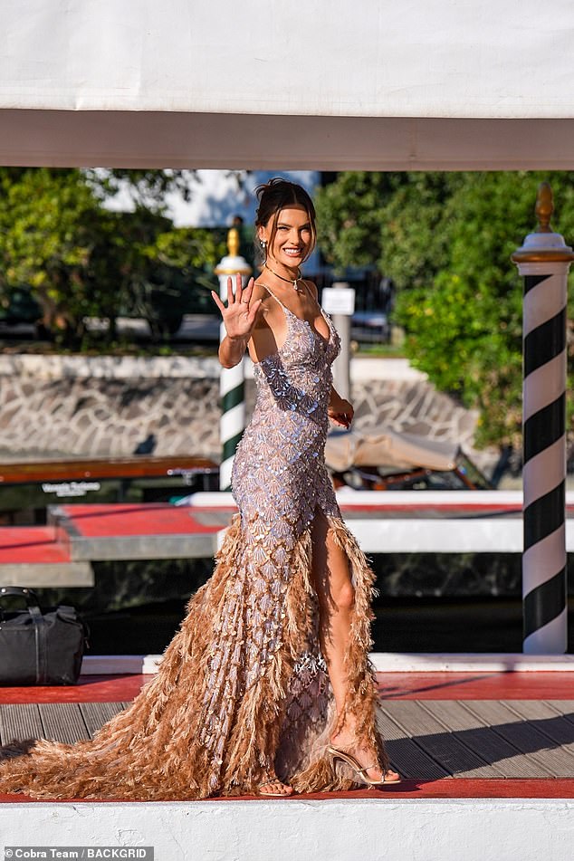 Earlier in the afternoon, Alessandra was spotted arriving at the event by boat, where she flashed a smile for the camera