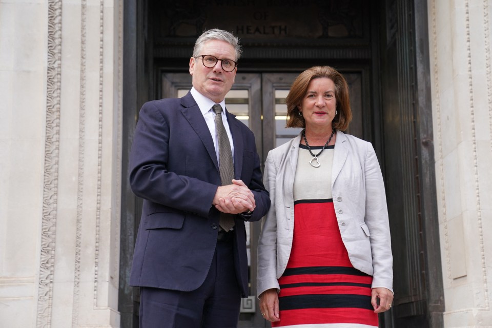 Keir Starmer and Eluned Morgan posing for a photo.