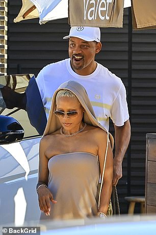 During their latest excursion over the weekend, the I Am Legend star flashed a cheerful smile while leaving the eatery alongside Jada