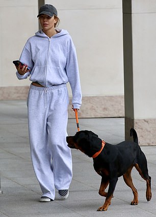 Olivia, who had brought pet pooch Lola along, chatted with her pal outside the studio while enjoying a cheeky smoke