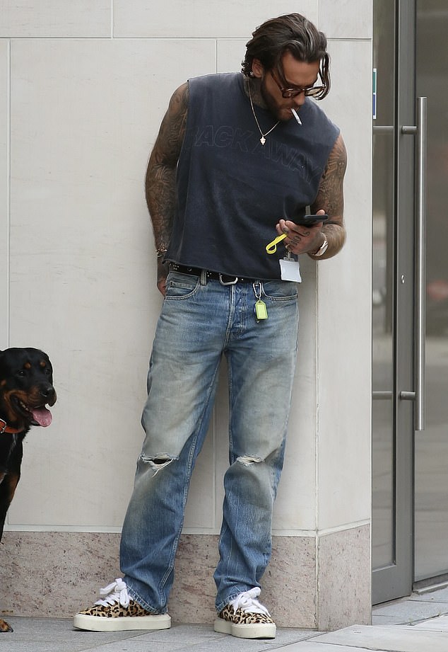Pete, 36, showcased his toned and tattooed arms in a grey vest with jeans and a pair of eye-catching leopard print shoes