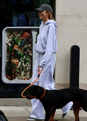 Olivia, who had brought pet pooch Lola along, chatted with her pal outside the studio while enjoying a cheeky smoke