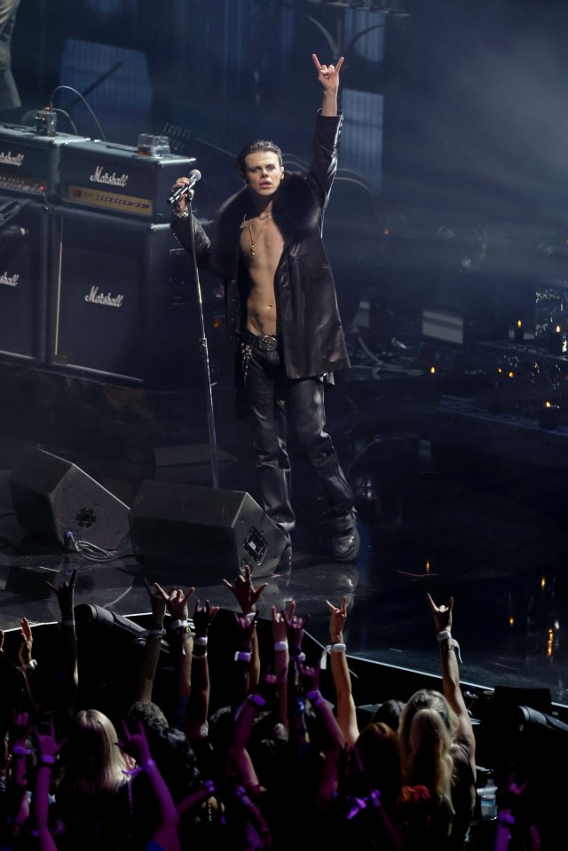YUNGBLUD performing at the 2025 MTV Video Music Awards.