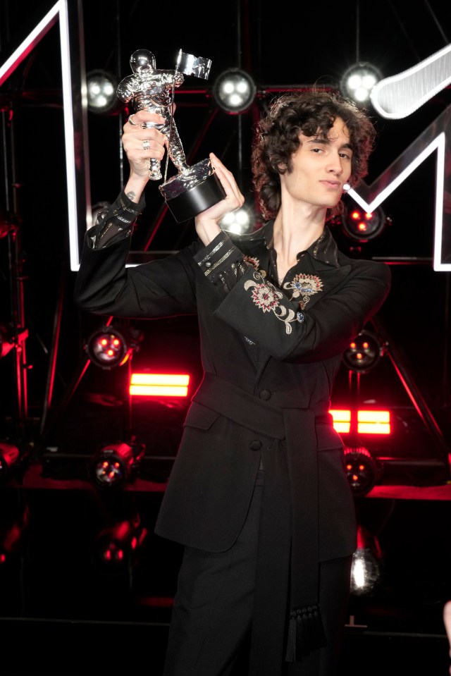 Sombr accepting an MTV Video Music Award.