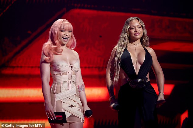 While presenting the Push Performance of the Year award with fellow rapper Latto, Ice Spice decided to use the moment to promote her new song