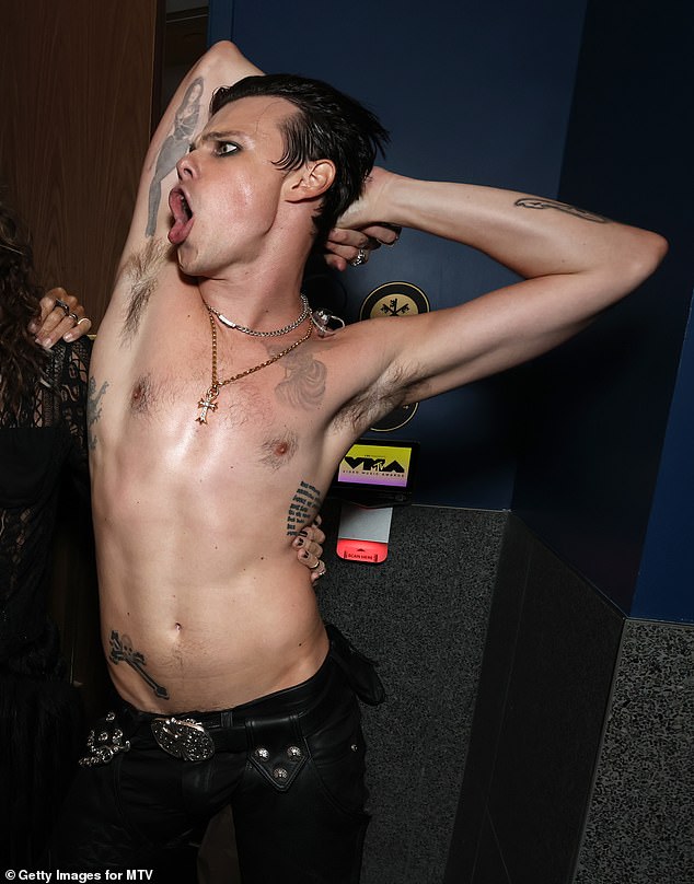 Later in the evening, Yungblud was again acting odd as he took pictures with the Aerosmith stars backstage at the UBS Arena