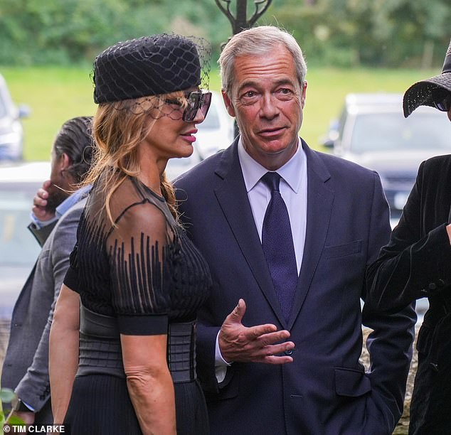 Lizzie and Nigel chatted ahead of the emotional send off
