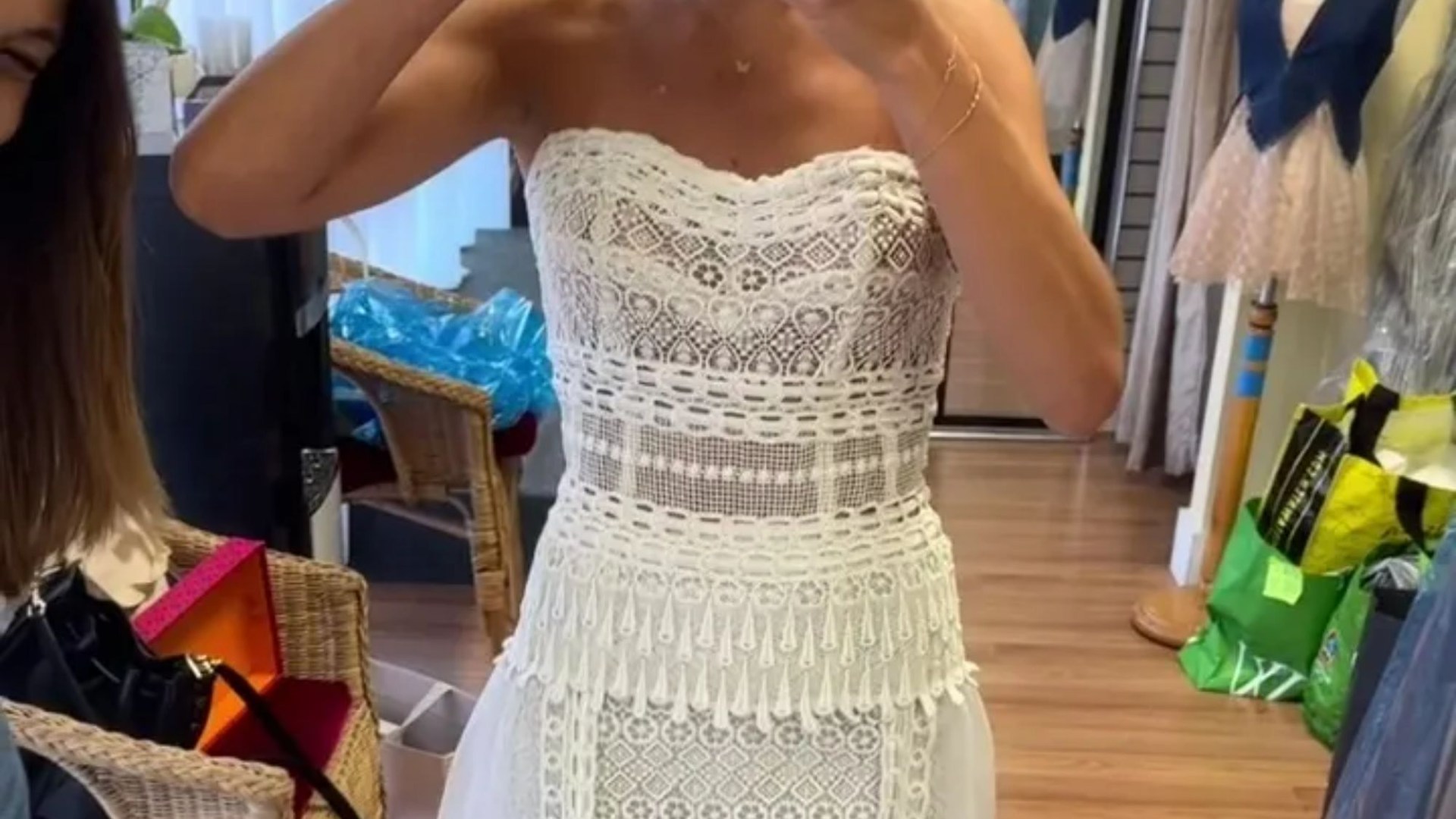 'This is one of the saddest ones I've seen' people sigh as bride ‘destroys’ mum's wedding classic dress for her big day