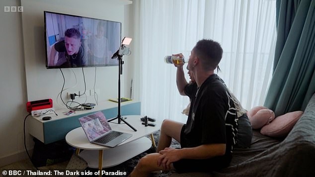 Zara travelled to Mac's house in Pattaya where she watched him and his Thai girlfriend, Beverly Hills, on a livestream for his YouTube subscribers