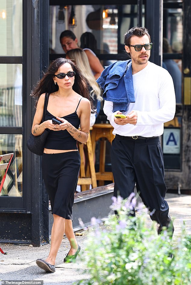 Both stars were momentarily engrossed in their phones