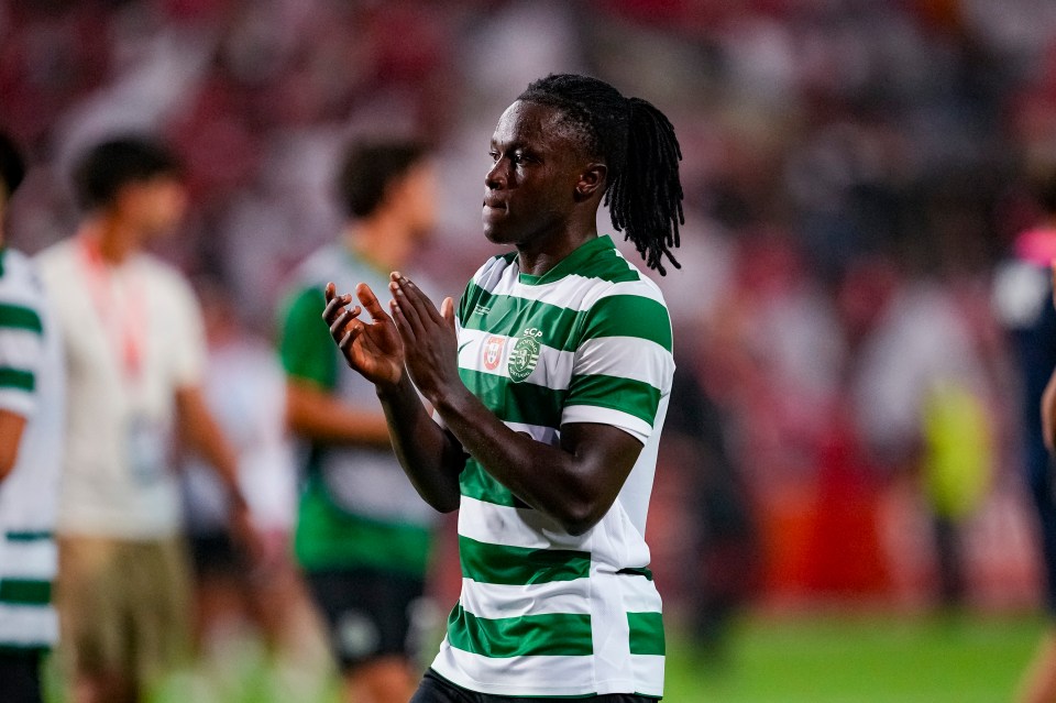 Sporting CP player Geovany Quenda applauding fans.