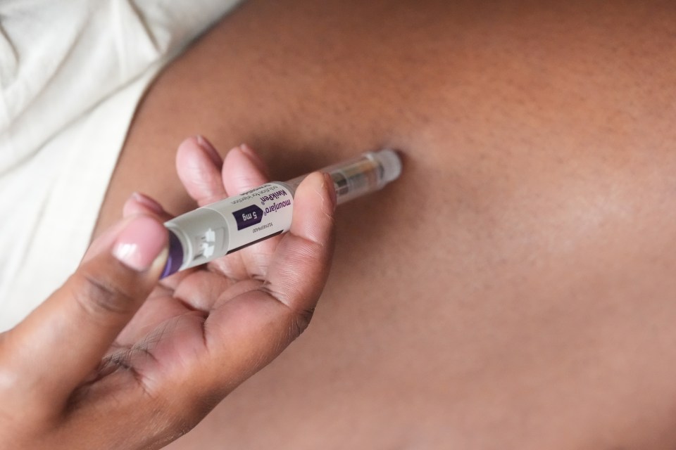 Person injecting Mounjaro.