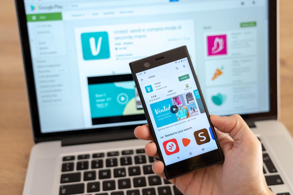 Installing the Vinted app on a smartphone.